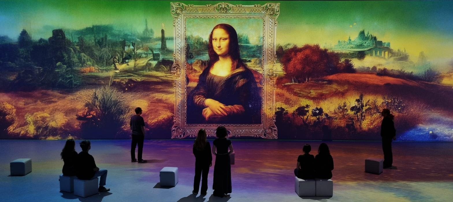 The Mona Lisa unfolds at monumental scale in immersive projection mapping