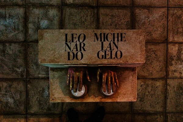 Two hands on the buttons marked Leonardo and Michelangelo — at the exit each visitor casts their final verdict